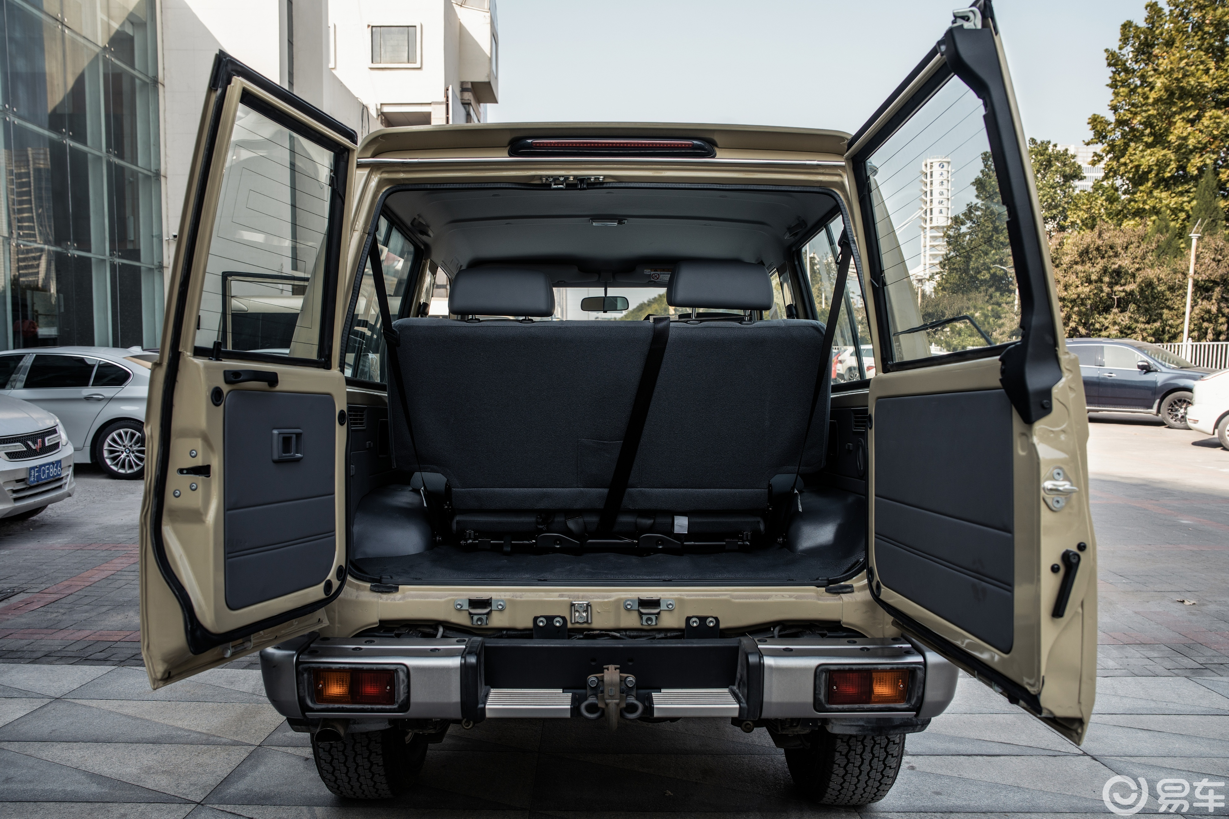 其次,丰田酷路泽70系拥有强大的越野性能.