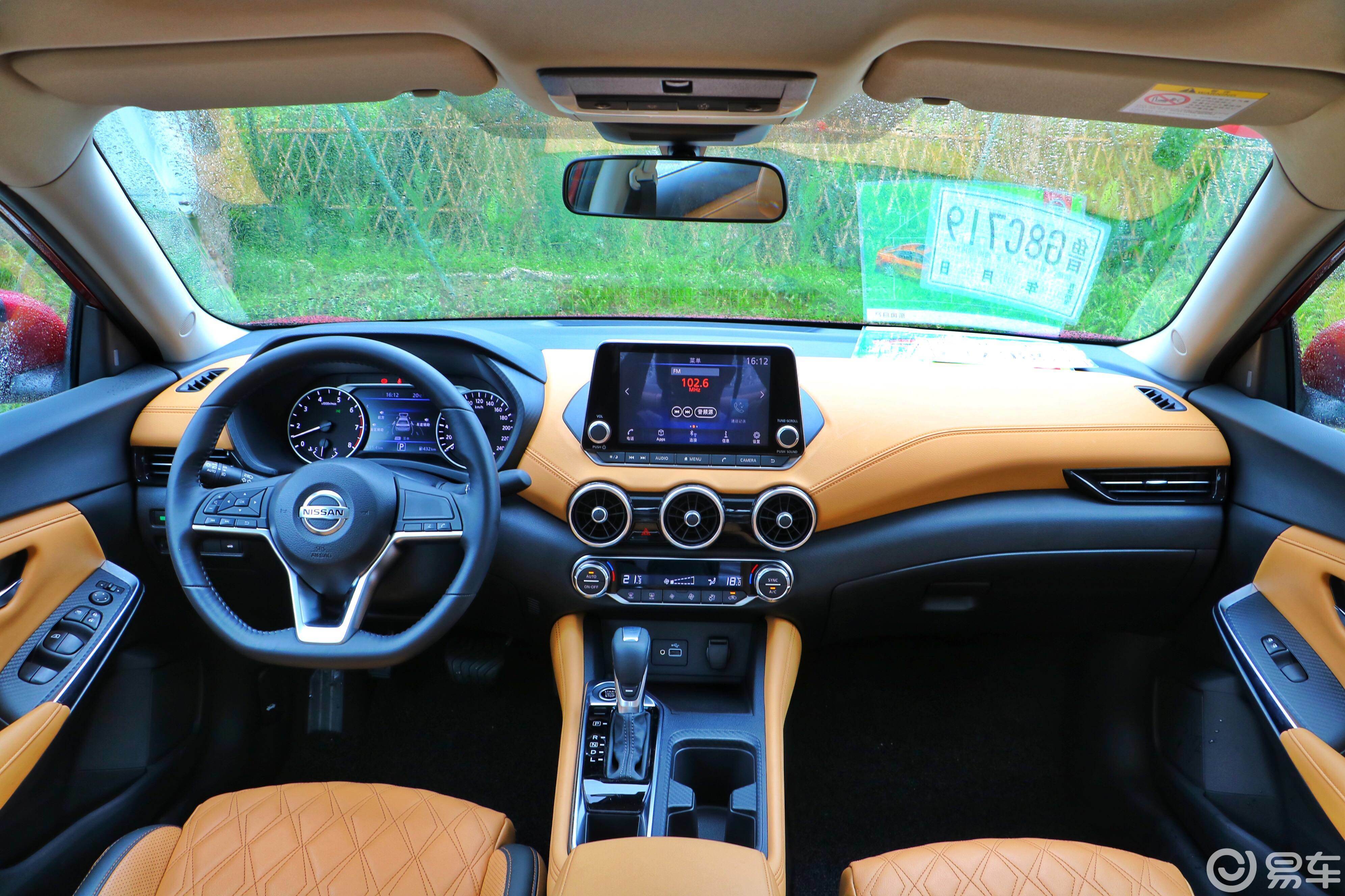 同样,第14代轩逸在内饰上的提升也令它时尚了不少,相比于在外观大刀