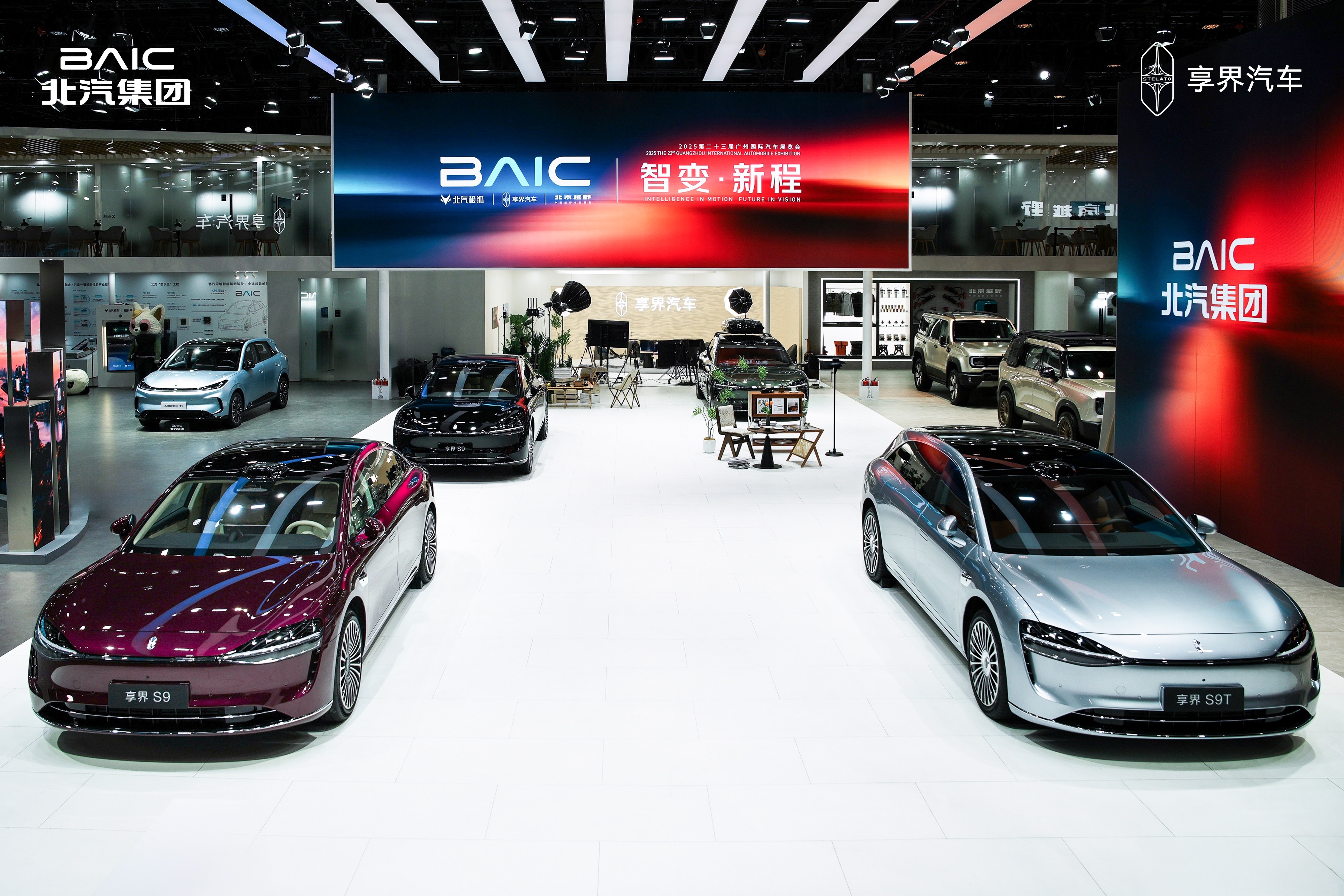 享界双车破局，中国品牌首占30万豪华轿车核心区