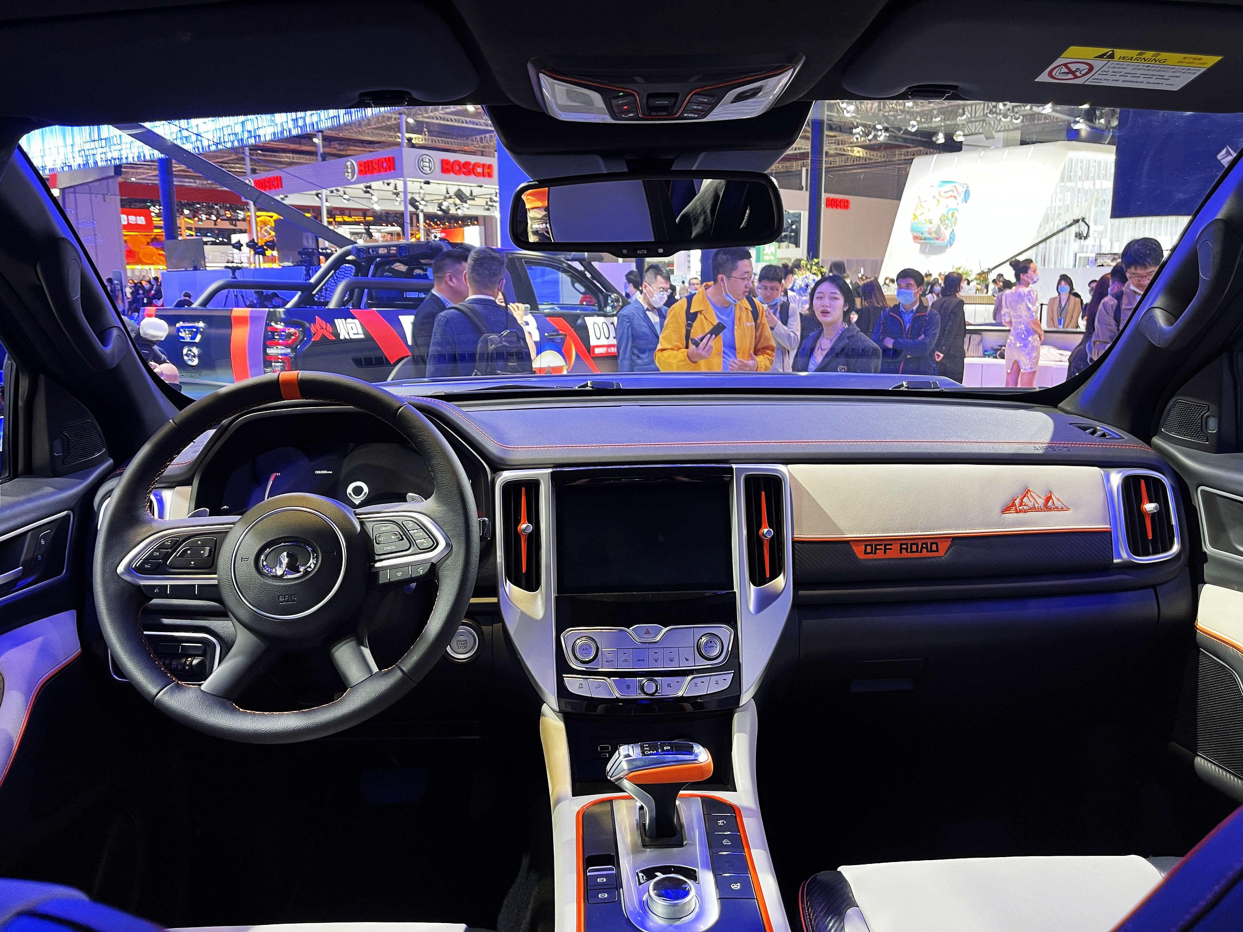 走进车内,新车与普通版车型保持一致,在内饰材质上进一步提升,内饰