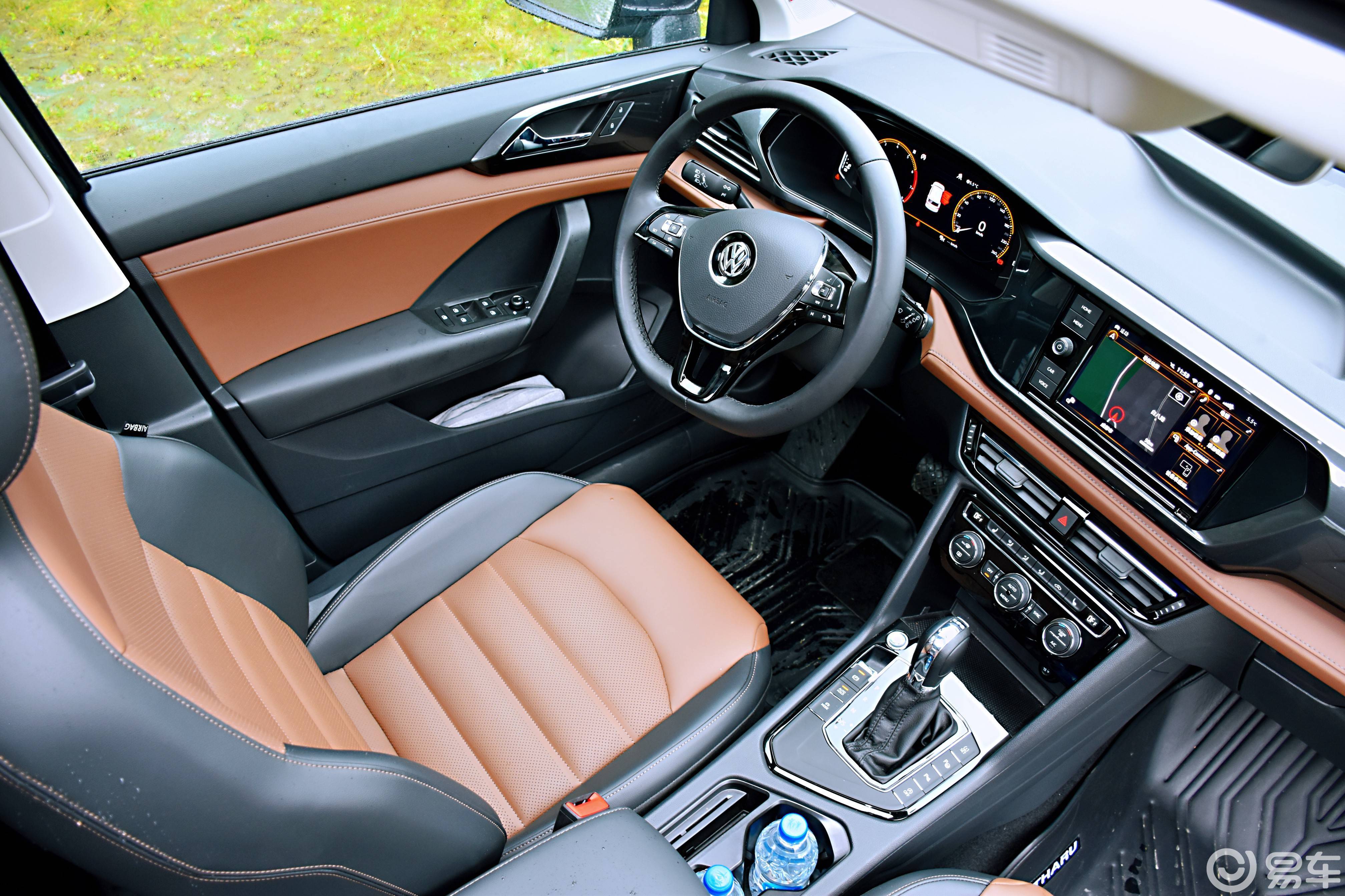 论外观,途岳一定不是同级别车型中最抓人眼球的;论内饰,大众家族化的