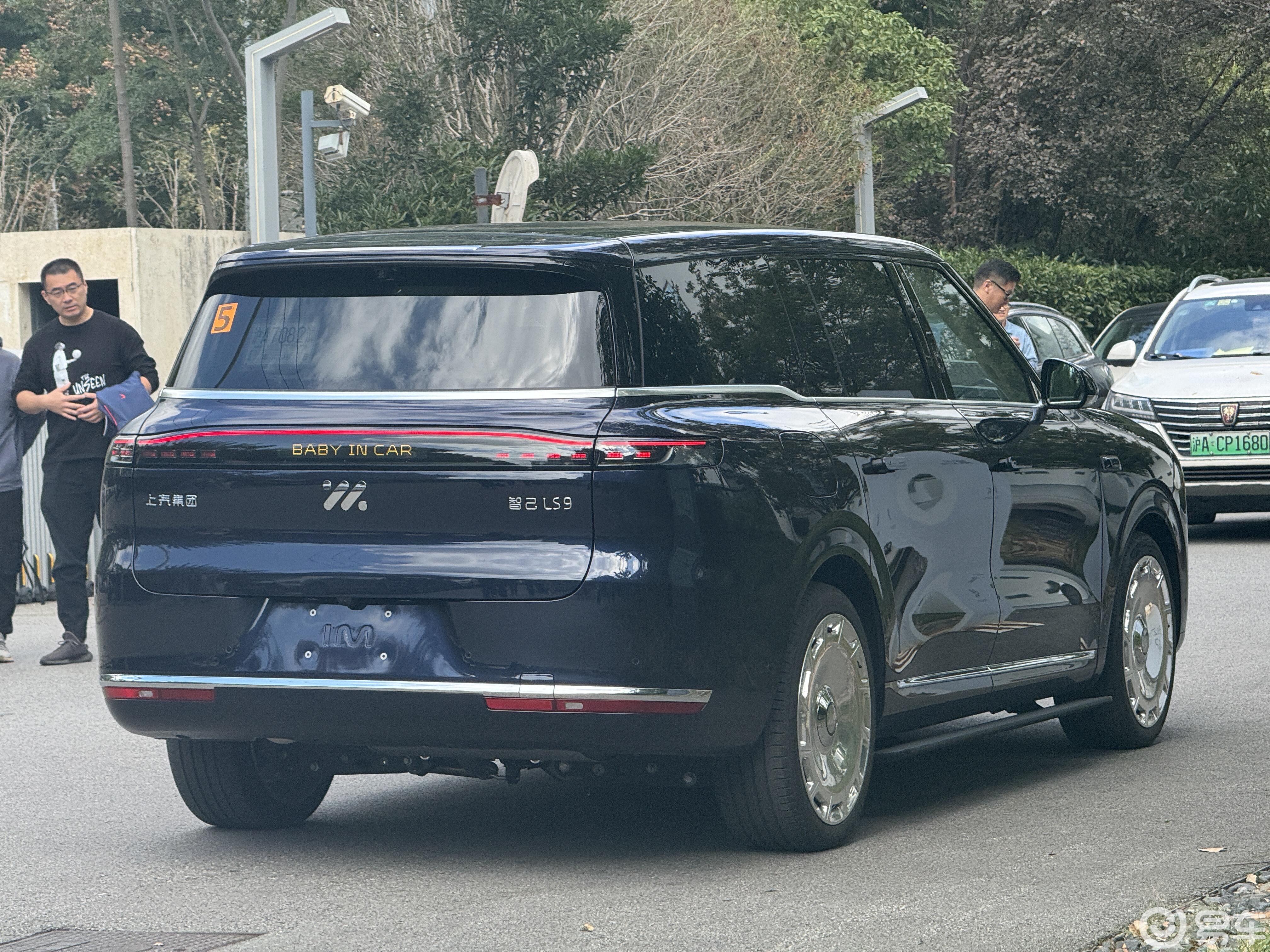 智己LS9实车现身街头，气场着实很强大