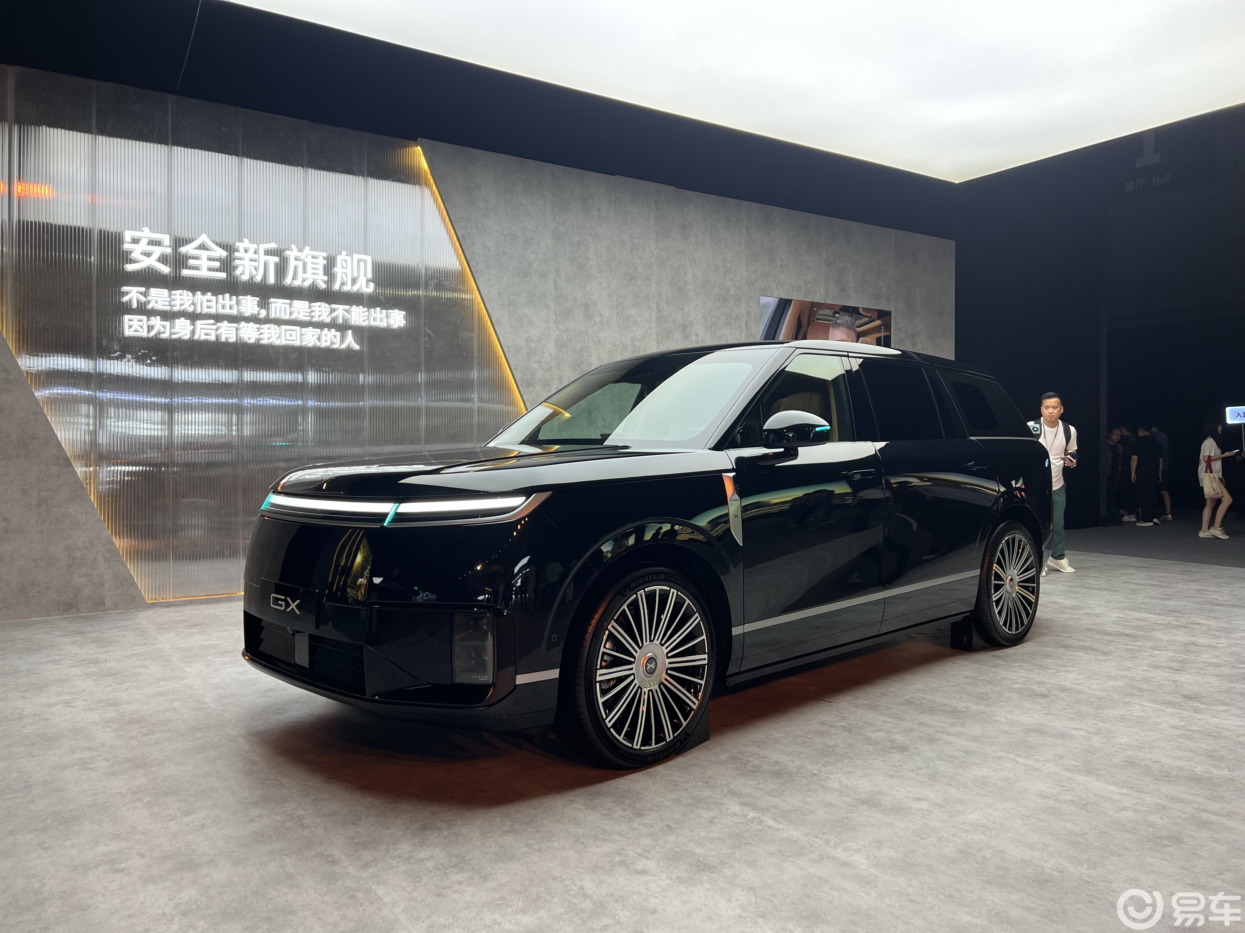 小鹏GX实拍,路虎揽胜既视感,配585马力+线控转向