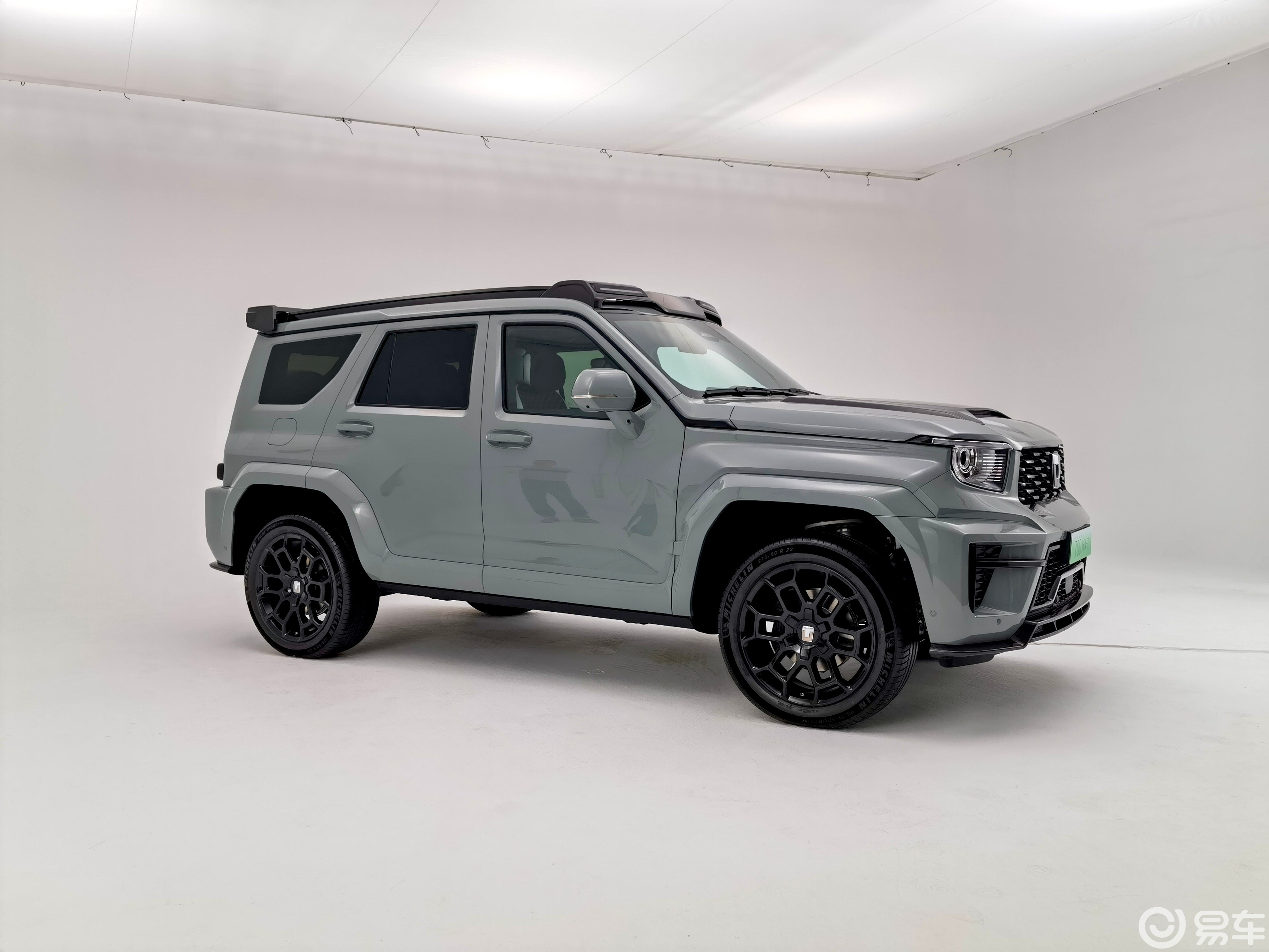 运行起来很顺畅,0-100km/h加速时间为5秒级,要比奔驰大g动力更强一些