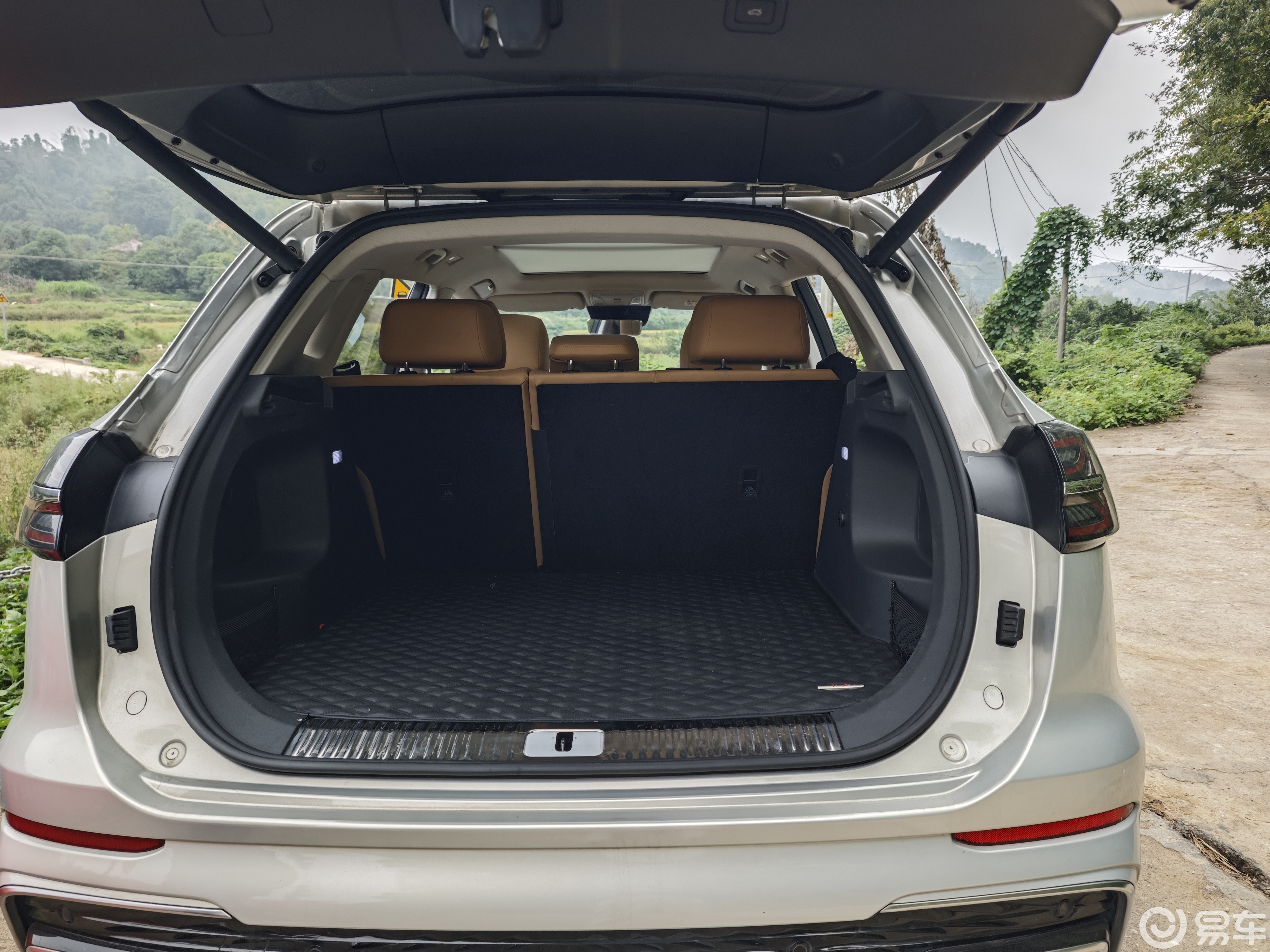 重塑自我,豪华进阶 | 红旗HS5深度试驾体验