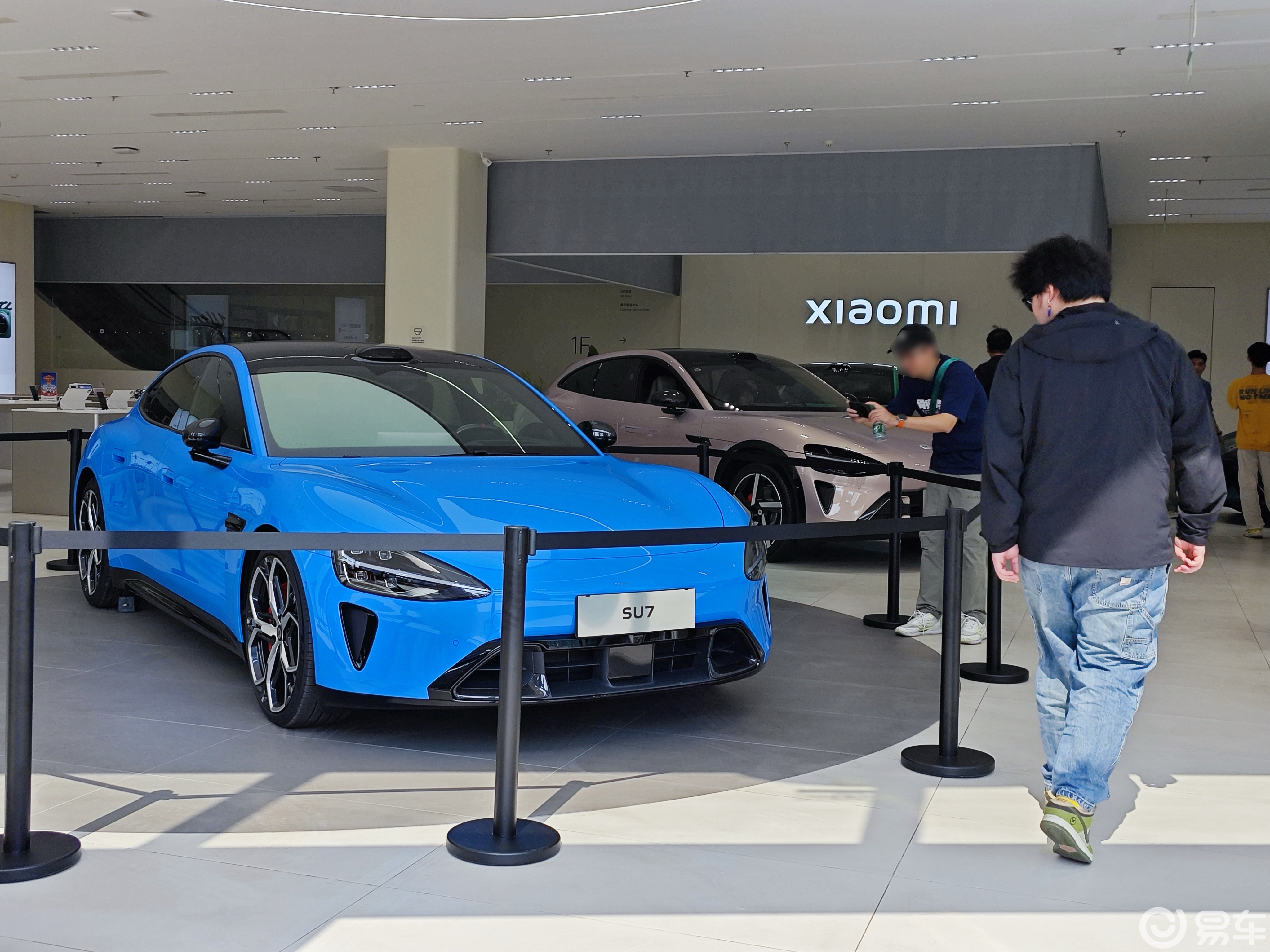 新一代小米SU7实拍：门把手换了、舒适性升级，但更贵了