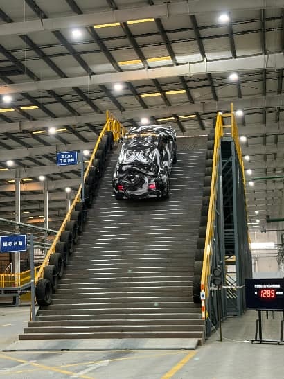 汽车征服陡坡的一大步,仰望新车面对天门山台阶如履平地