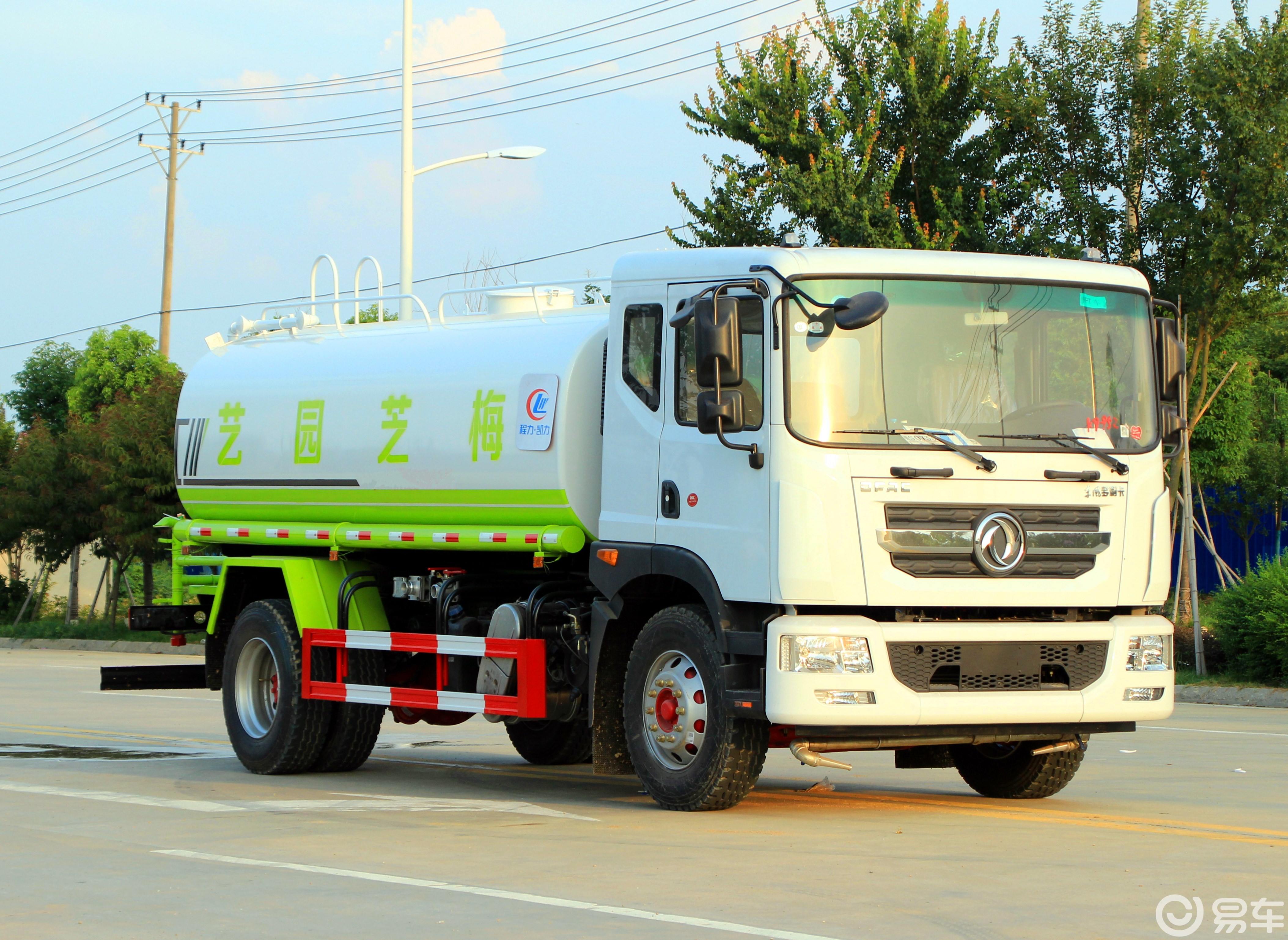 9洒水车主要用于:农田森林灌溉,喷洒作业,道路养护,城市绿化,喷雾降尘