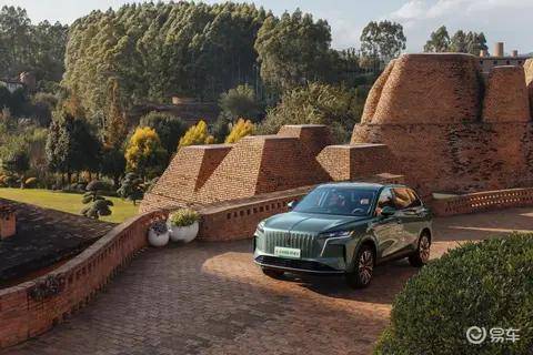 红旗HS6 PHEV 17.88 万起重新定义大五座