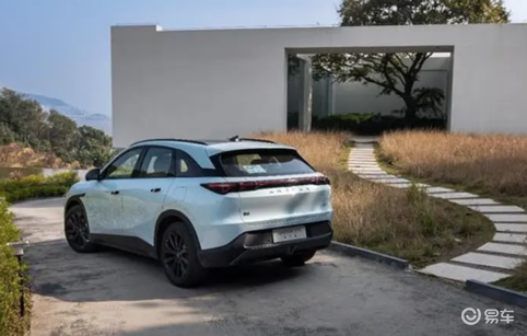 双城通勤族首选! 智驾长续航,跨城出行超省心