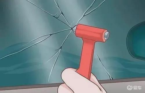 当砸碎玻璃后,碎玻璃会随水流迅速冲进车内,一定要小心被玻璃划伤.