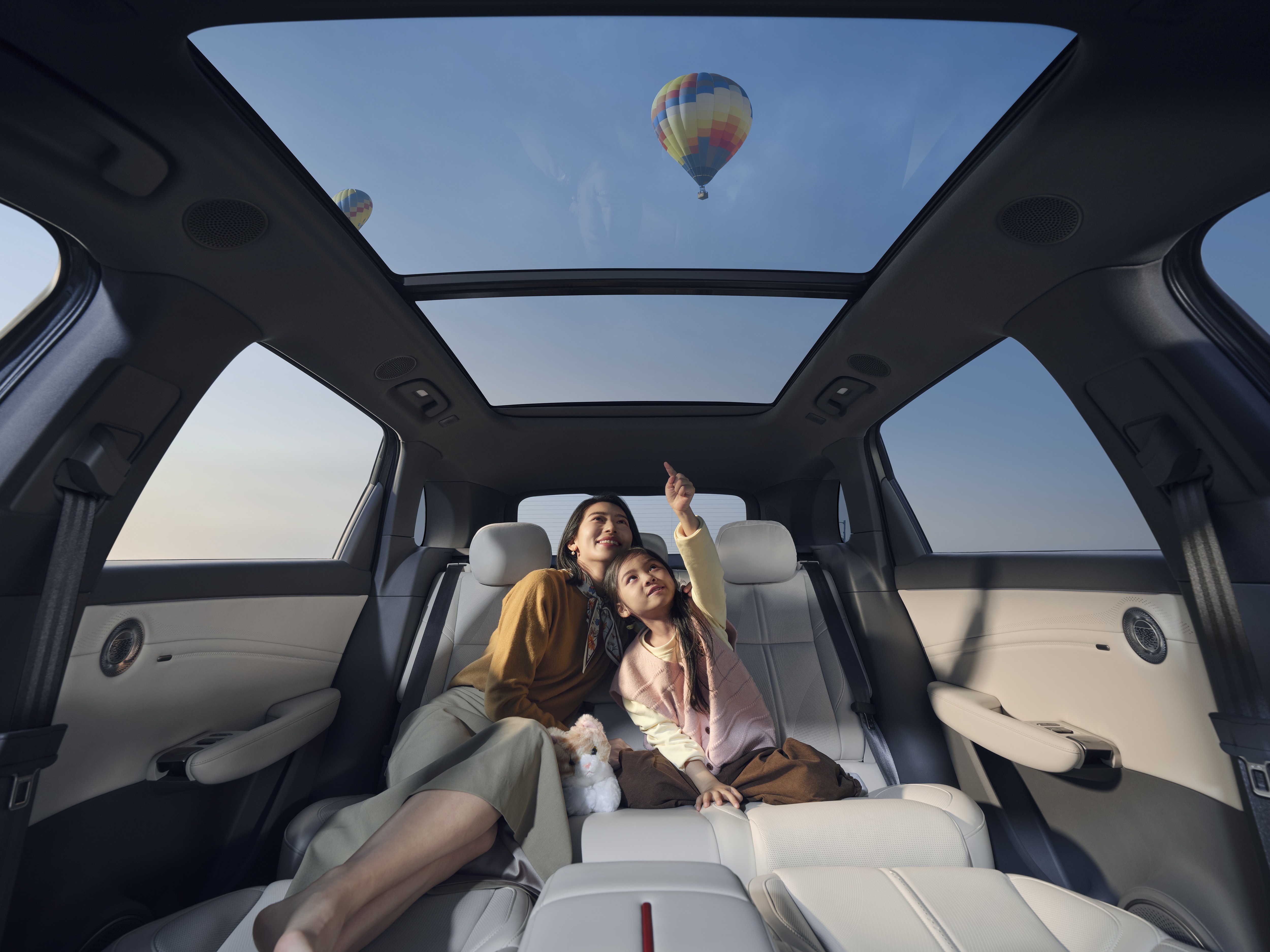 红旗HS6 PHEV南京上市，沉浸式体验解锁出行新方式