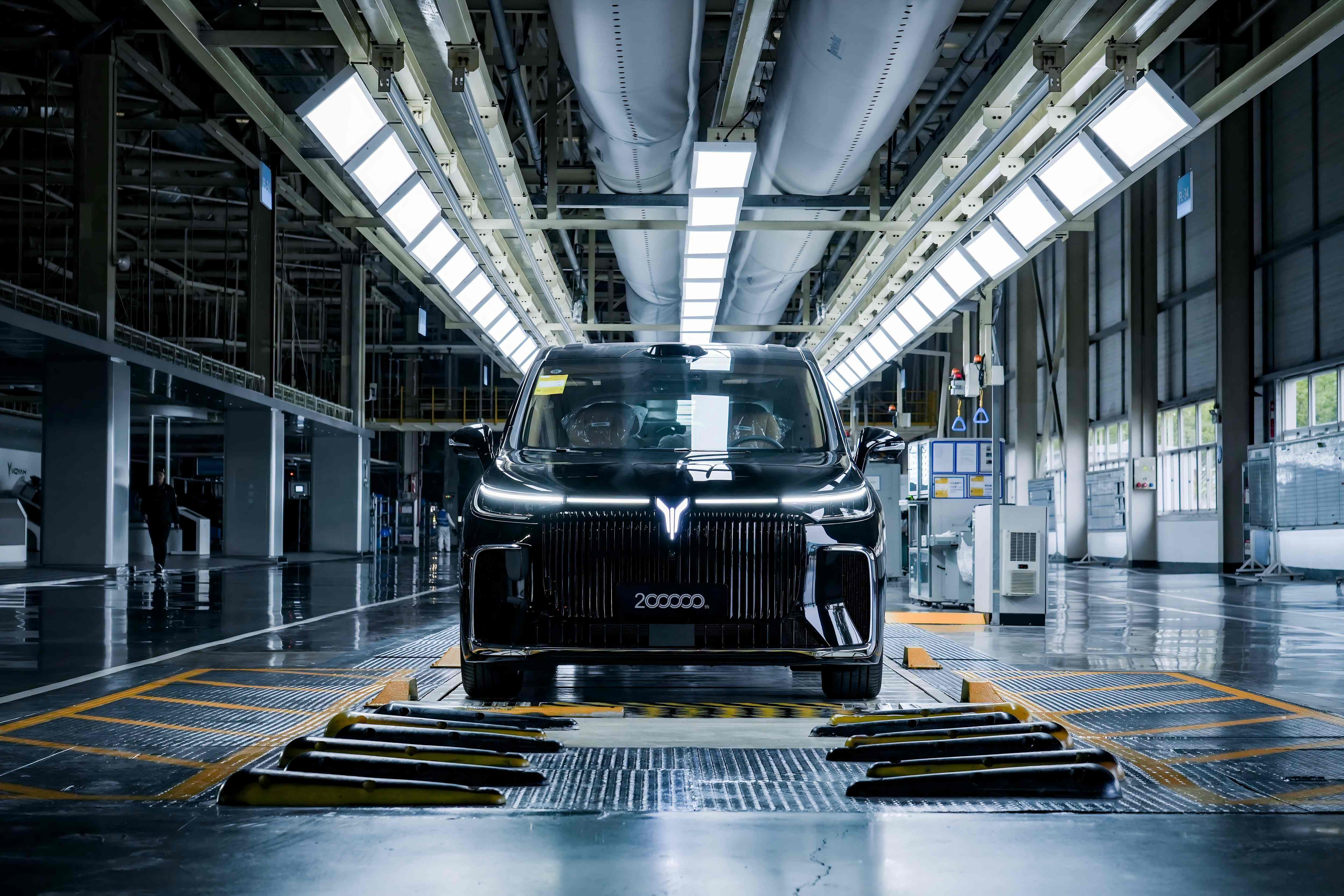 岚图梦想家冠军版上市：配华为乾崑ADS4 售30.99万