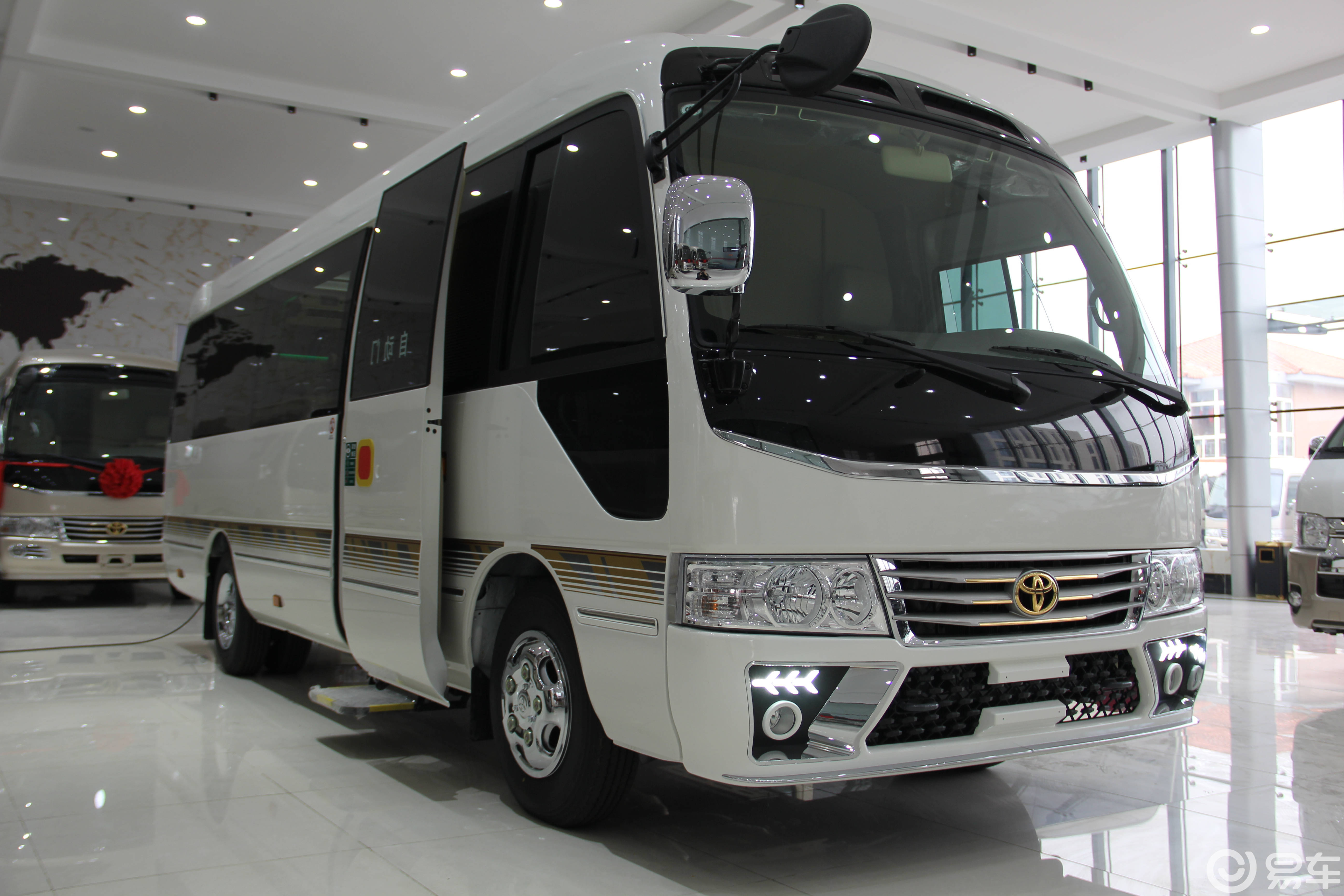 丰田考斯特12座图片及配置考斯特12座内饰效果