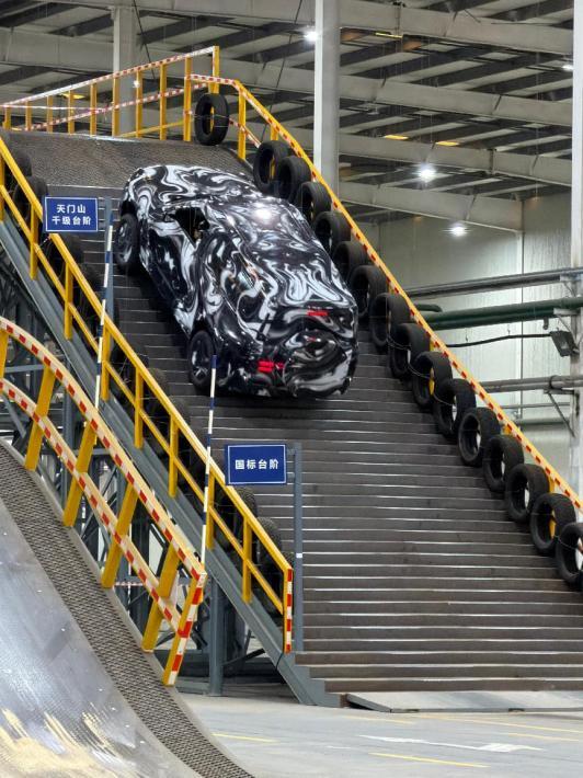 汽车征服陡坡的一大步，仰望新车面对天门山台阶如履平地