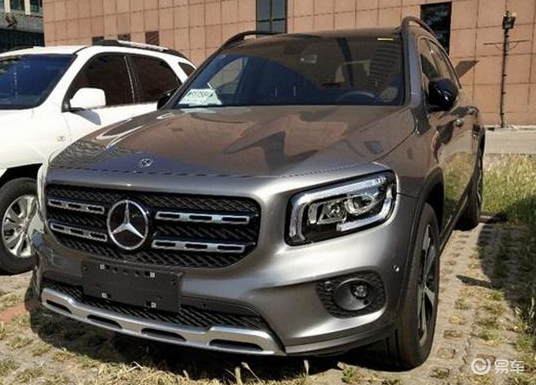奔驰glb180起售价在28万,略高于宝马x1