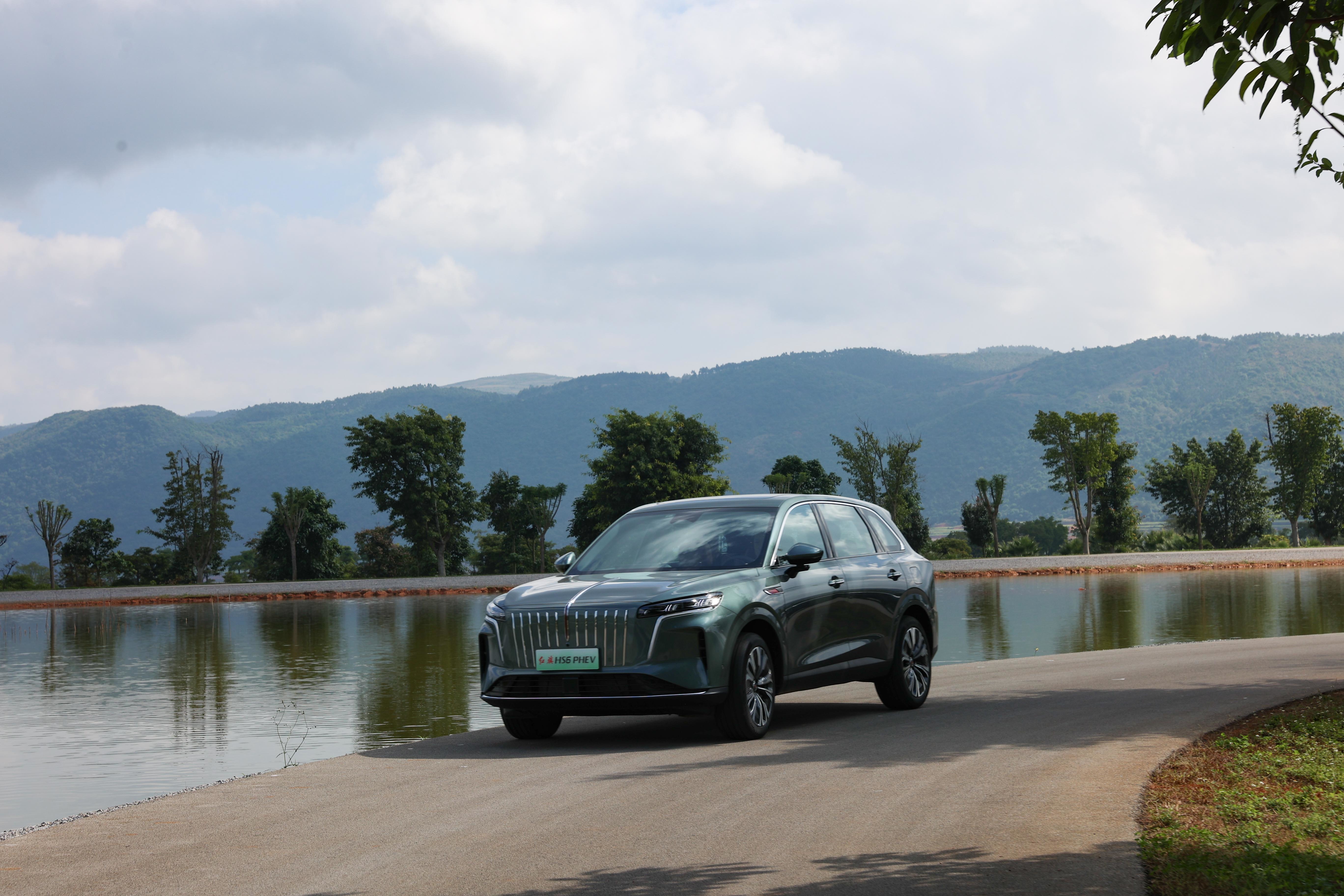 红旗HS6 PHEV南京上市，沉浸式体验解锁出行新方式