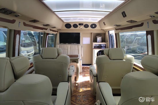 丰田考斯特豪华改装实拍效果丰田考斯特改装商务车在内饰的设计上是