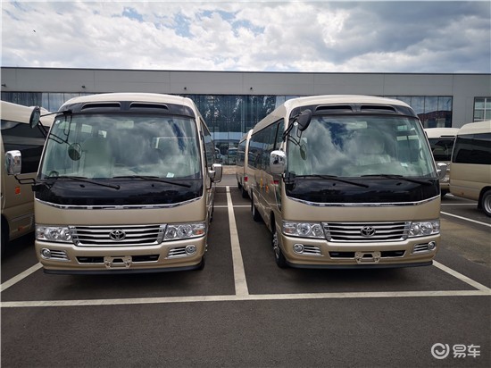 丰田考斯特11座董事长版豪华版中巴车