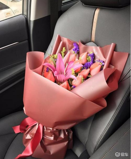 最让曹姑娘开心的是老板看她长得靓,还个人赠送了一束大号鲜花!