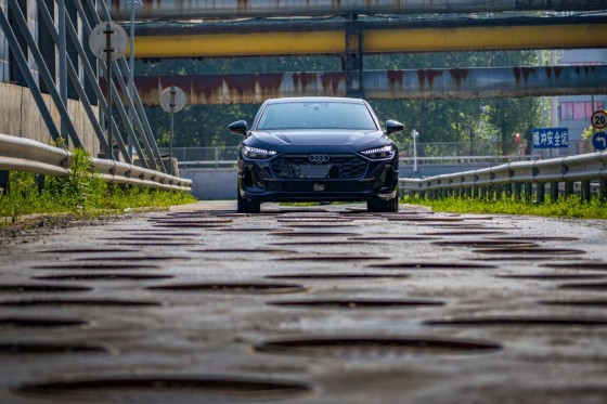 quattro四驱+可变转向，一汽奥迪A5L弯道如飞