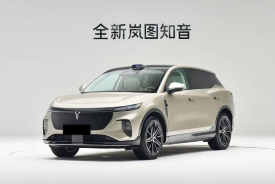 搭载全新乾崑智驾ADS 4、鸿蒙座舱5，这车空间是加分项