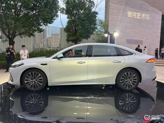 吉利银河A7首秀，百万销量后重构家轿“新标杆”