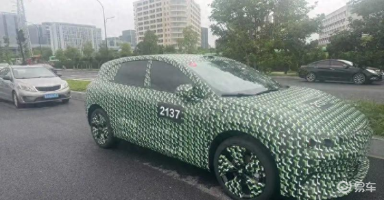 零跑B系列第三款车型来了！跨界造型两厢车，高配卖10万？