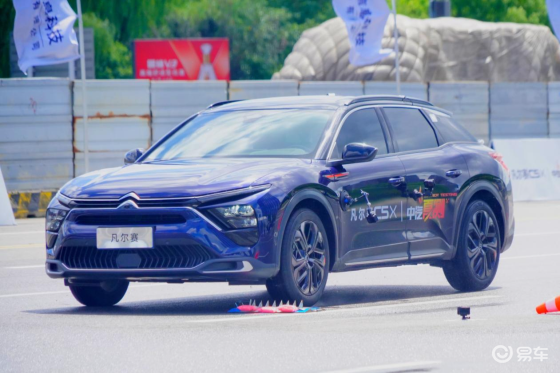 凡尔赛C5 X获2025中汽夏测健康与操控双安全权威验证