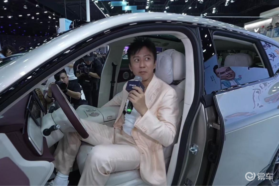 邓超闫闯车展喊话：全景天幕标配遮阳帘很重要！