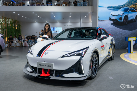 盘点成都车展最美官改车：极狐新阿尔法S5潮改版！