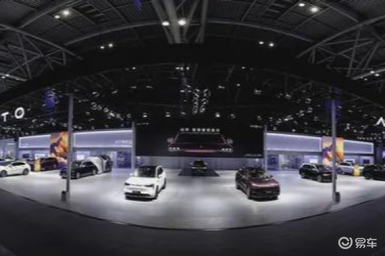 问界全系登陆2025重庆智博会，中国智造彰显智慧出行典范