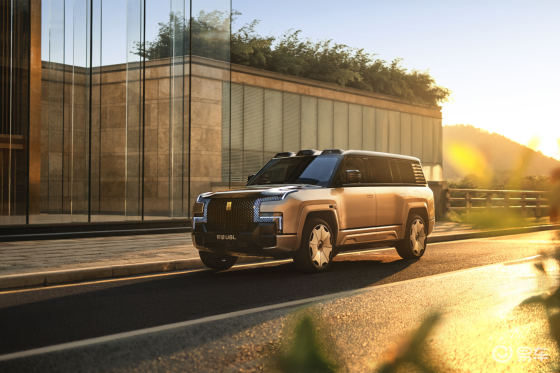 128万仰望U8L鼎世版上市！国产豪华SUV“擎天柱”