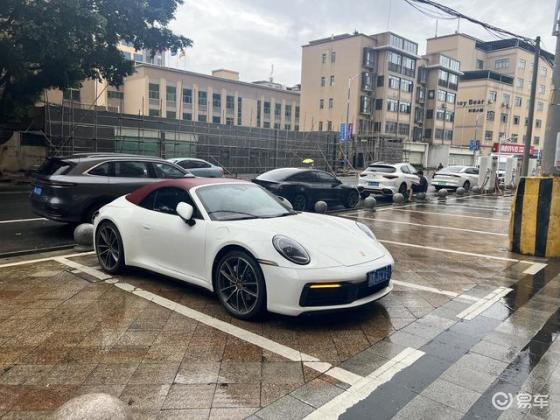 白色敞篷保时捷911：山间驾驶的极致享受