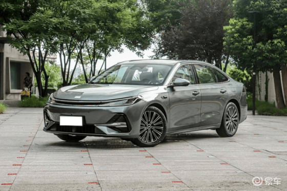 吉利银河A7预售，2100km综续航，2.67L/百公里，10.38万起
