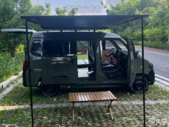 五菱面包车变身经济露营床车，轻松打造移动休息空间