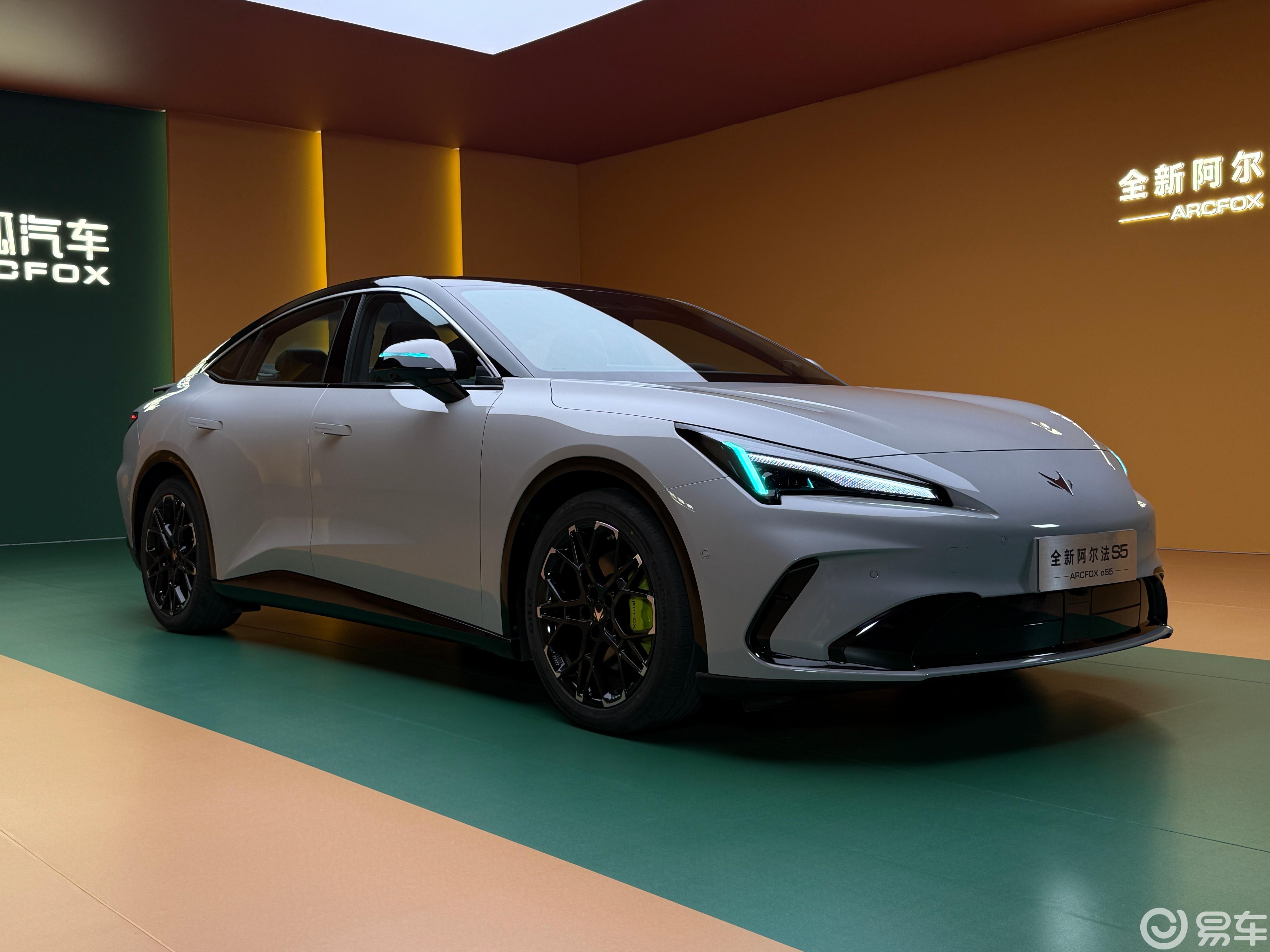 极狐全新阿尔法S5预售11.28万起 标配宁德时代电池