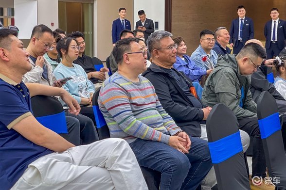 智启新章 共鉴旗舰 鸿蒙智行新品尊享品鉴会四车亮相