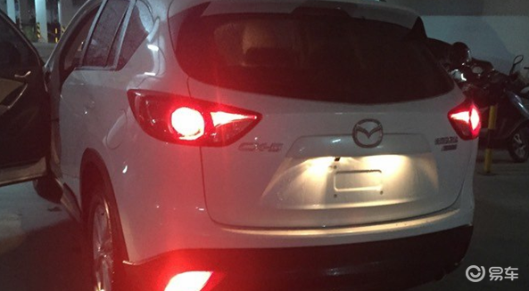 为什么汽车的前雾灯是黄色后雾灯是红色