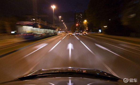 晚上开车时车内为什么不能开灯