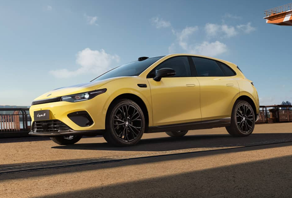 Lafa5遇到MONAM03，前者价格更实惠、配置也更高