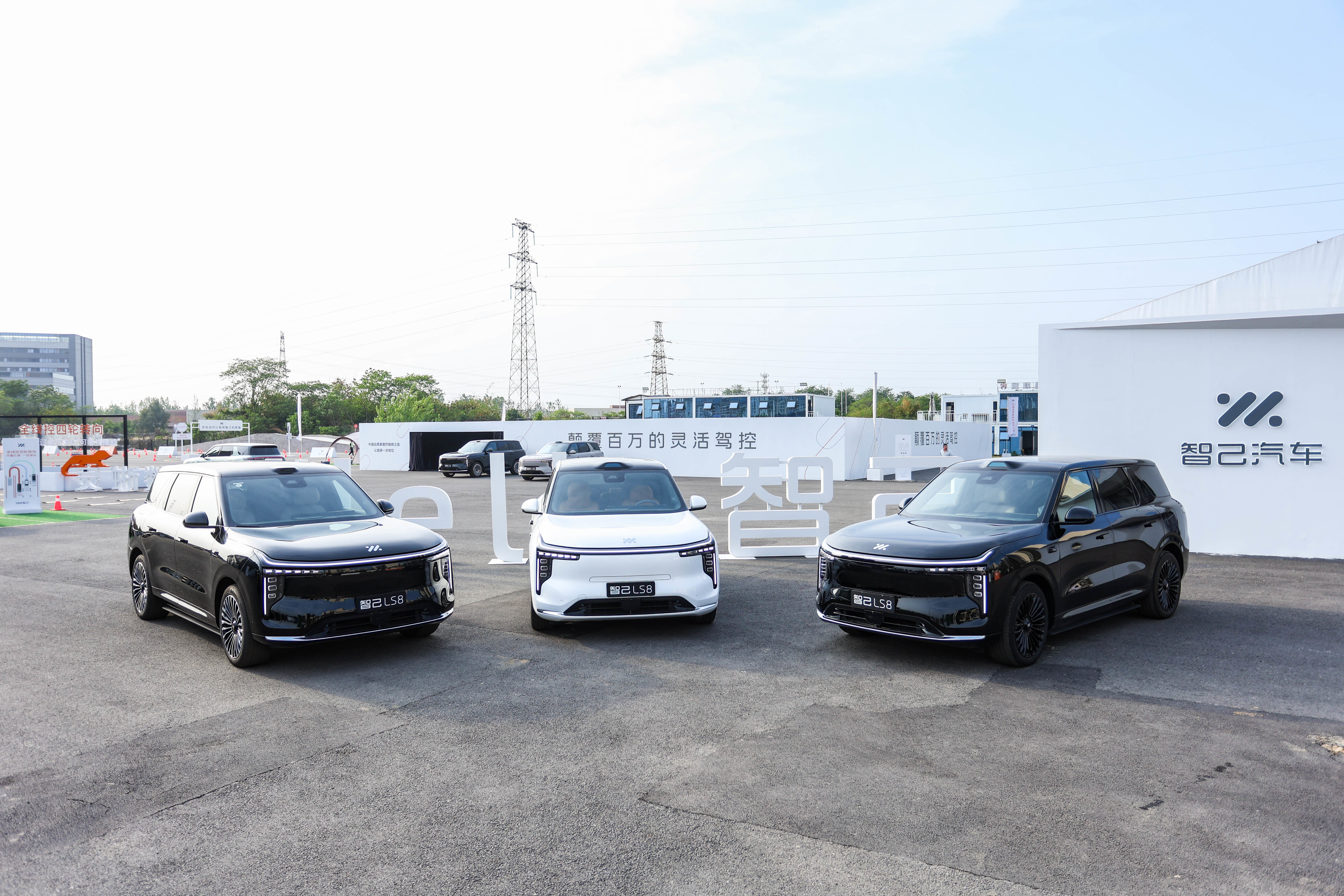 试驾智己LS8大电池续航长+灵蜥数字地盘3.0，价低高能