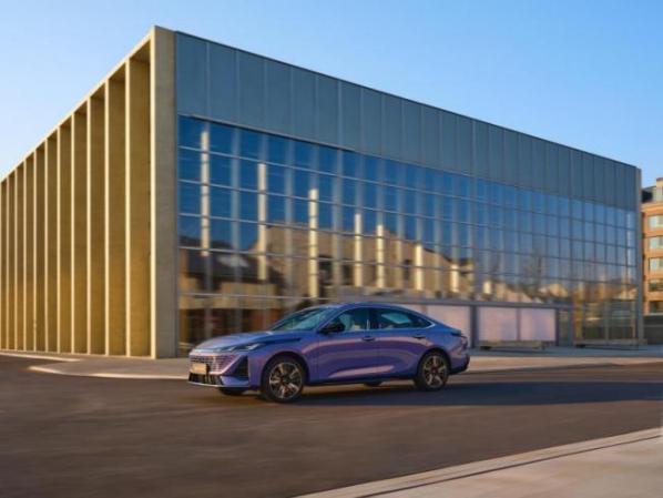 第四代逸动蓝鲸超擎：7万级家轿全能王