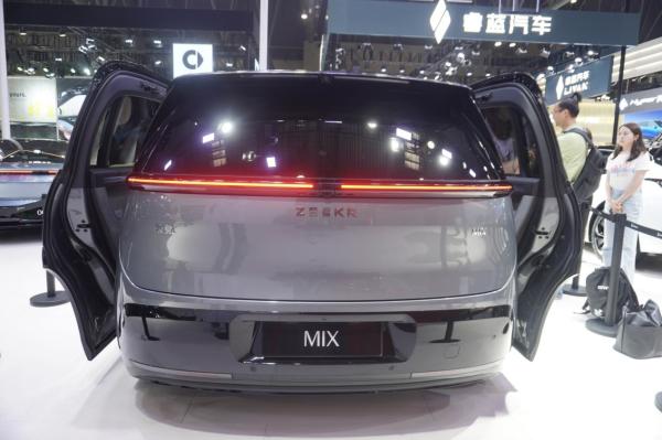 ZEEKR MIX极氪MIX拥有全球首个量产的电动旋转座椅_易车