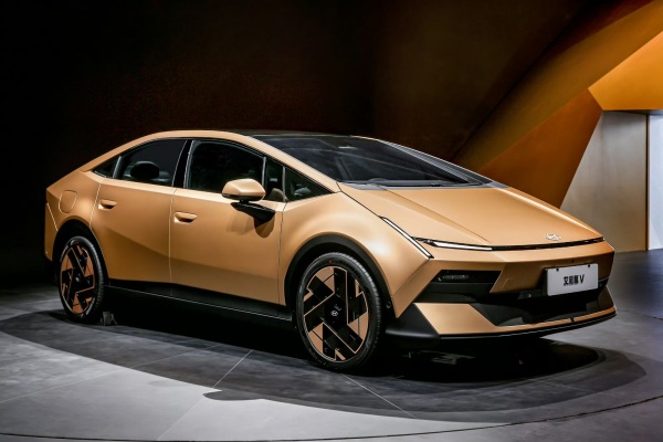 现代艾尼氪V：9.99万买4米9的电车，合资品牌开窍了。