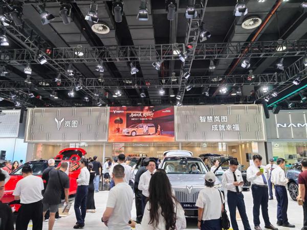 国庆逛广州车展,岚图展台不同车型怎么选?