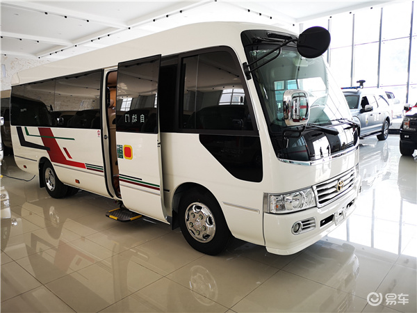 2020最新款丰田考斯特来了 12座白色限量版价格小贵