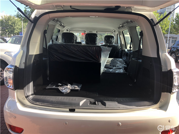 2019款尼桑途乐y6240l超大空间号称移动沙发