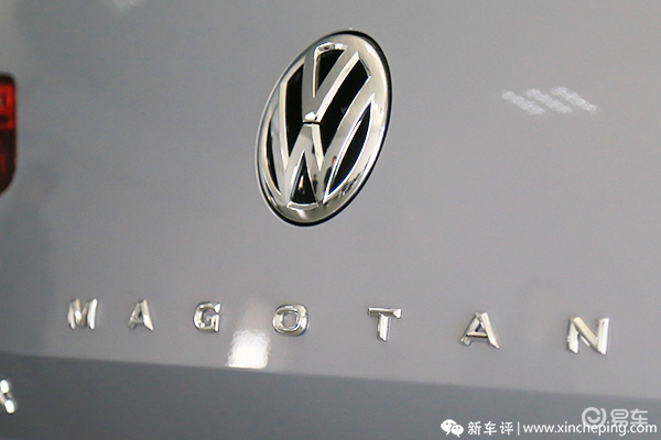 侧面的变化有三点,一个是后视镜在解锁后可以投射出迈腾的logo在地面