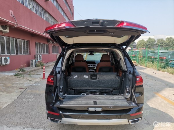 【易车摘要频道】下列精选内容摘自于《20款宝马x7现车报价趋近硬派